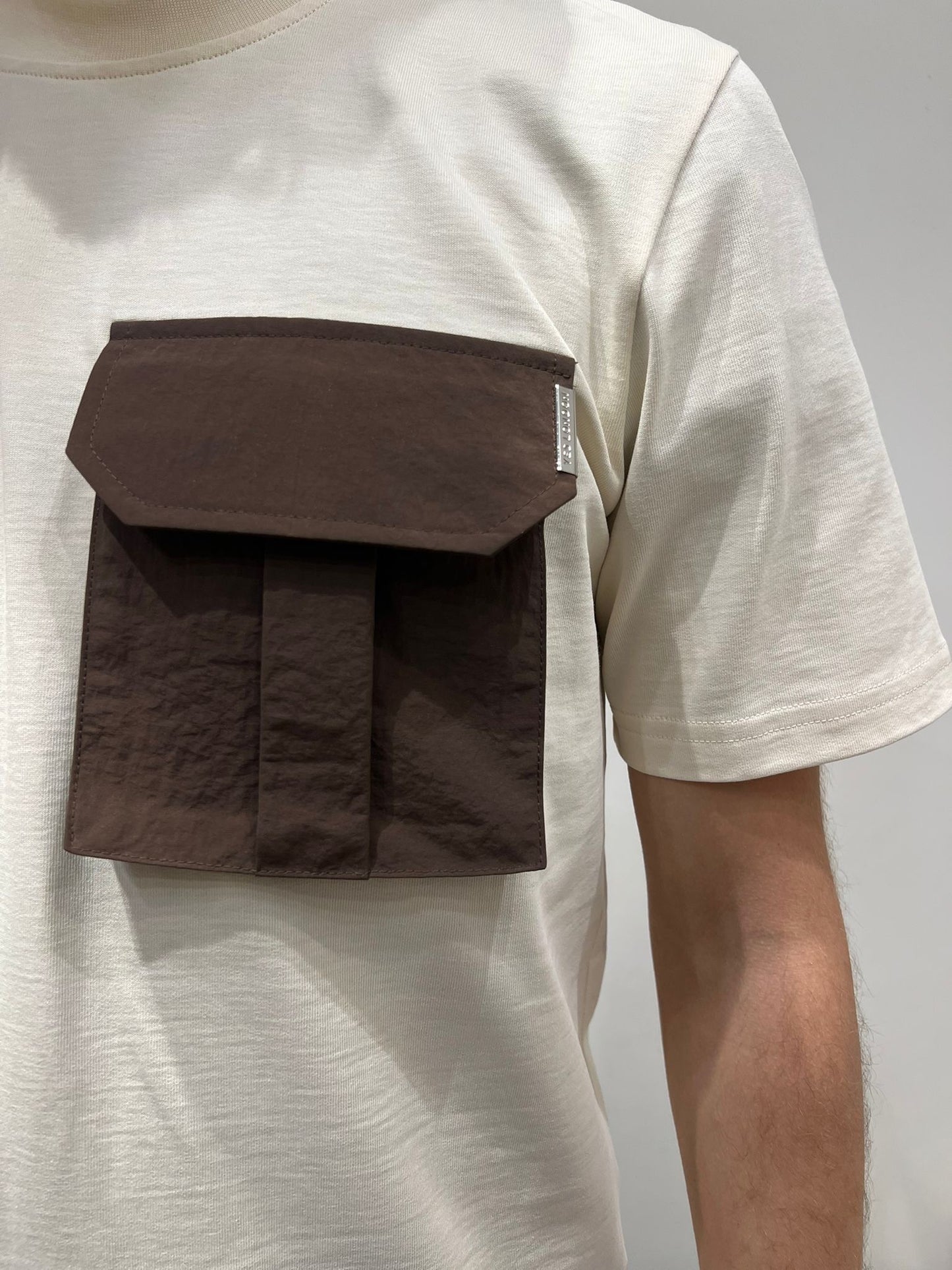 T-SHIRT CON TASCA IN CONTRASTO