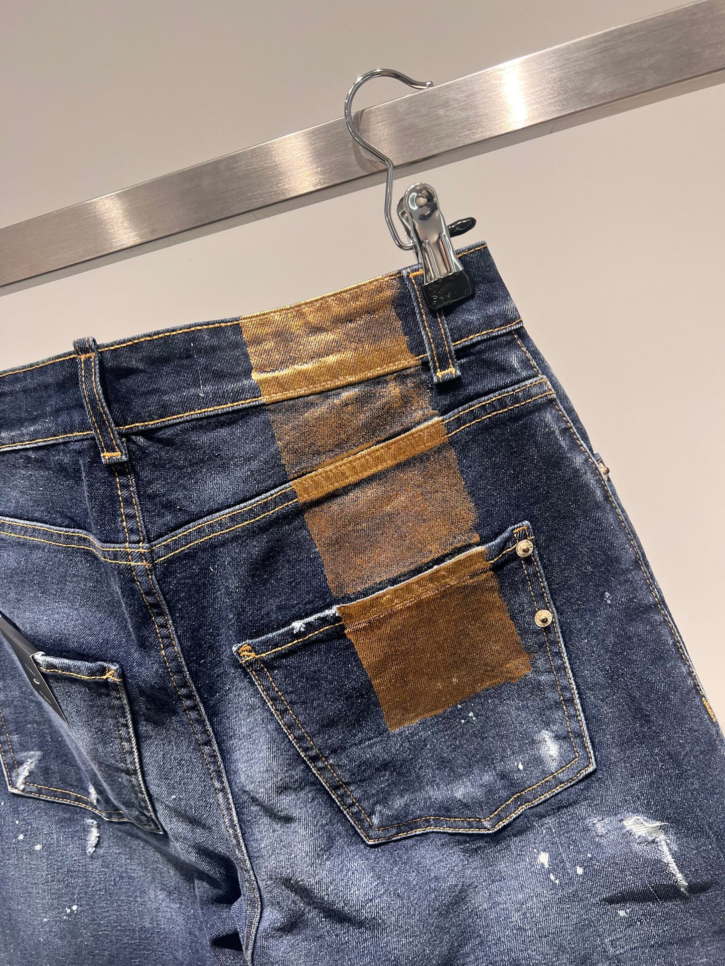 Denim torsion con roture e fascia dorata