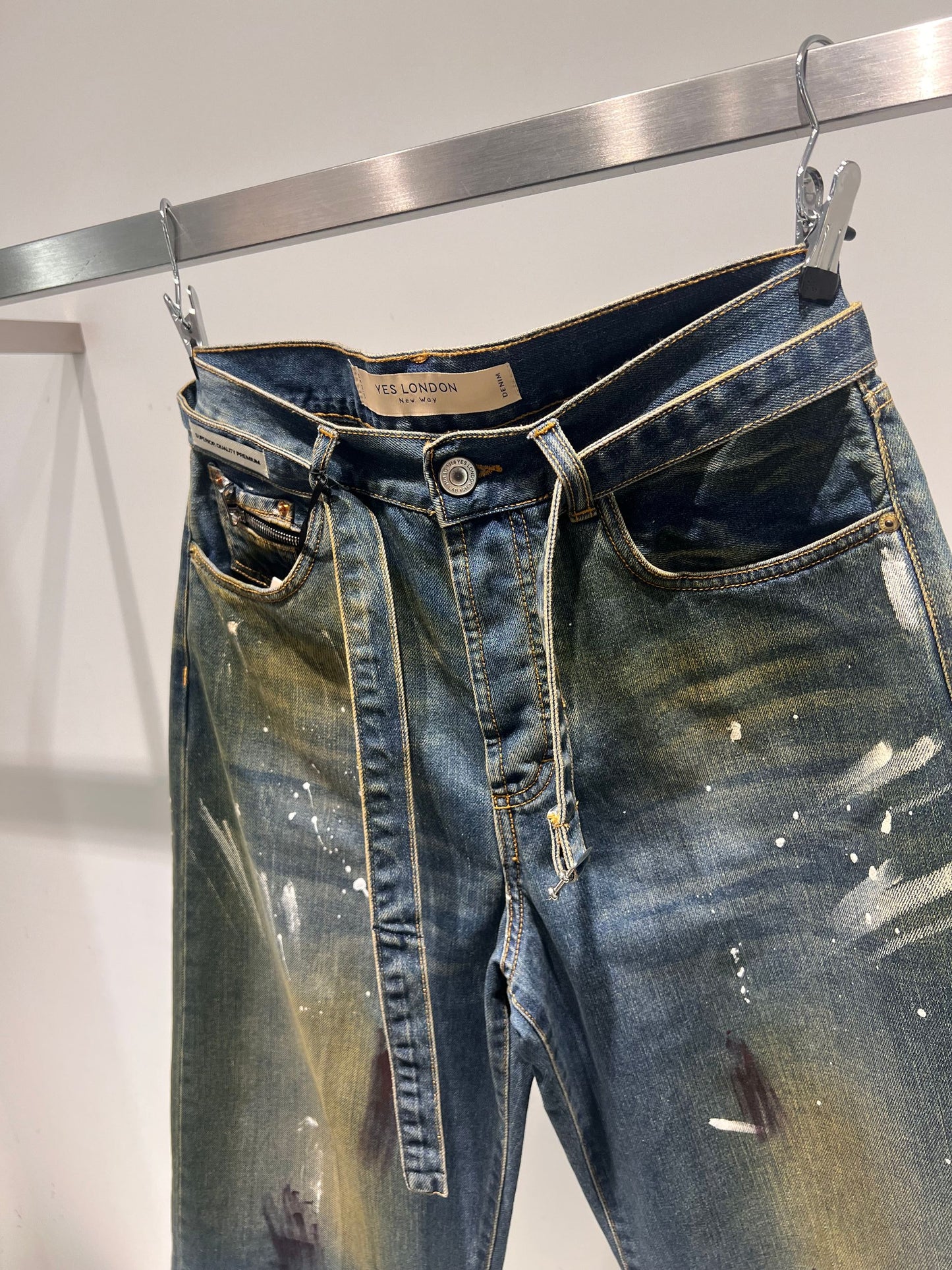 Denim comfort fit con cinturino