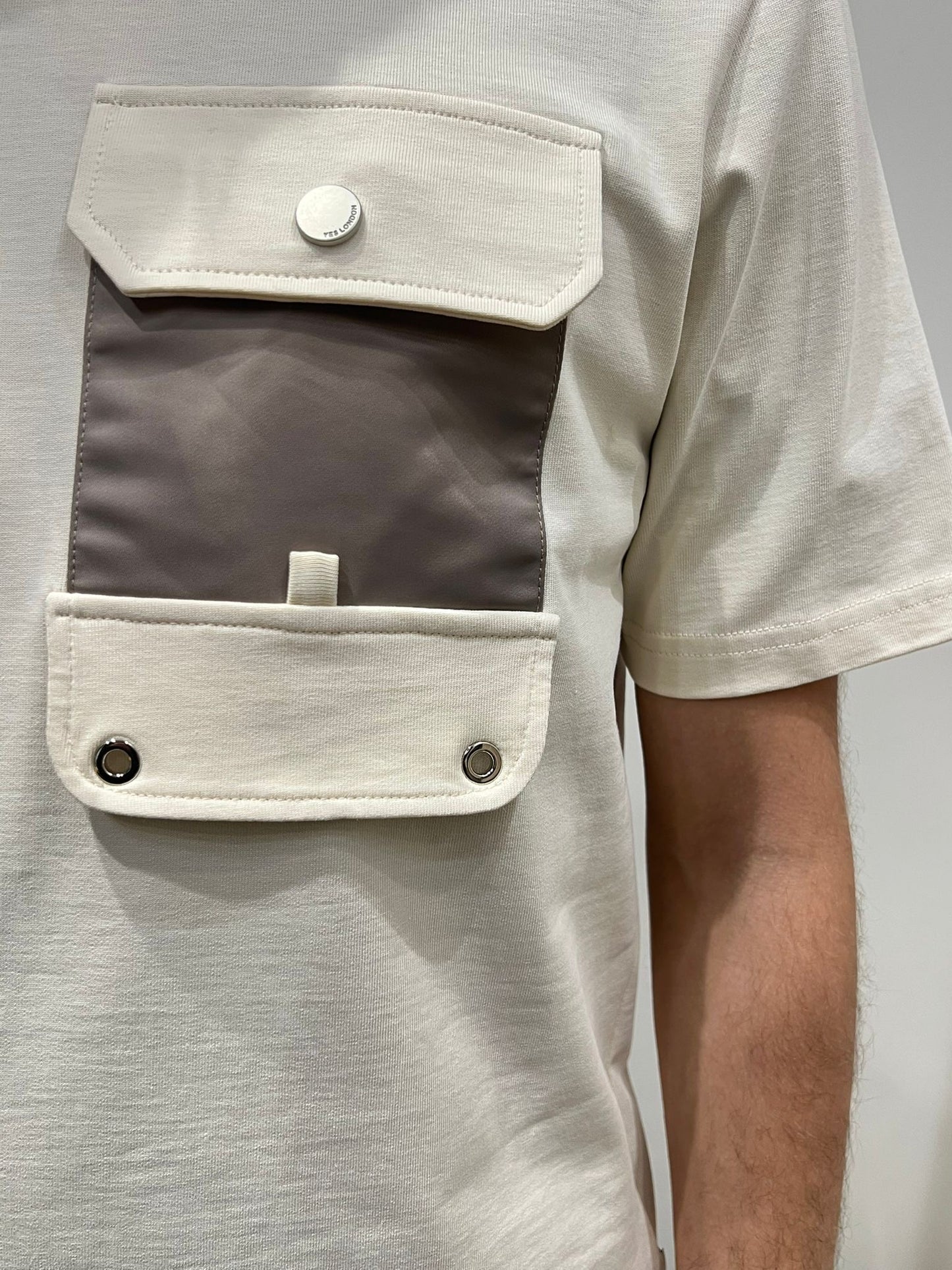 T-SHIRT CON TASCA