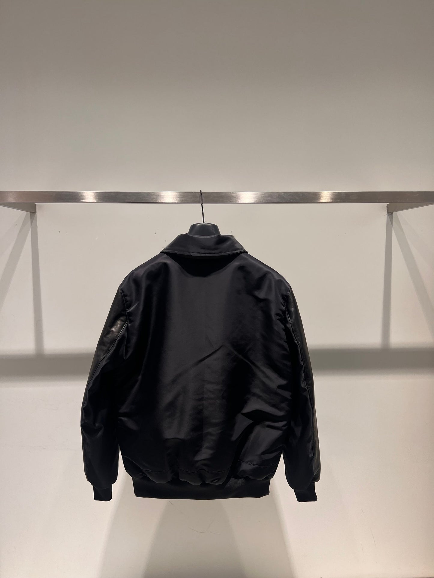 Bomber in nylon con maniche in pelle