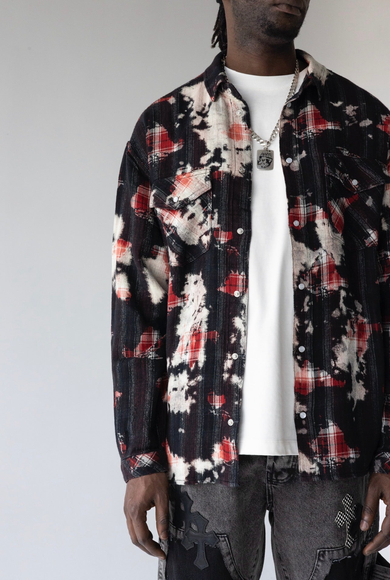 camicia con sfumature rosse e nere