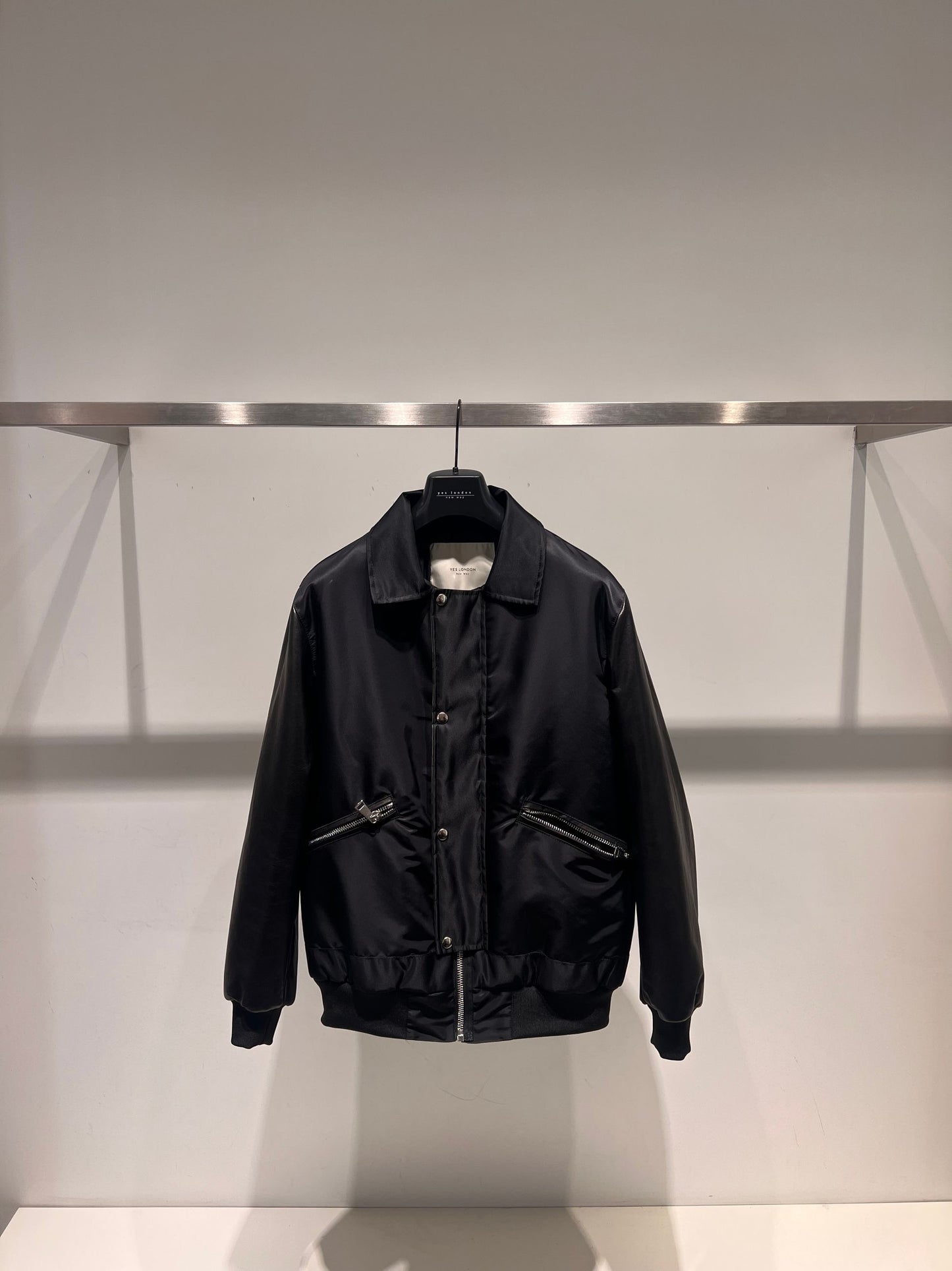 Bomber in nylon con maniche in pelle