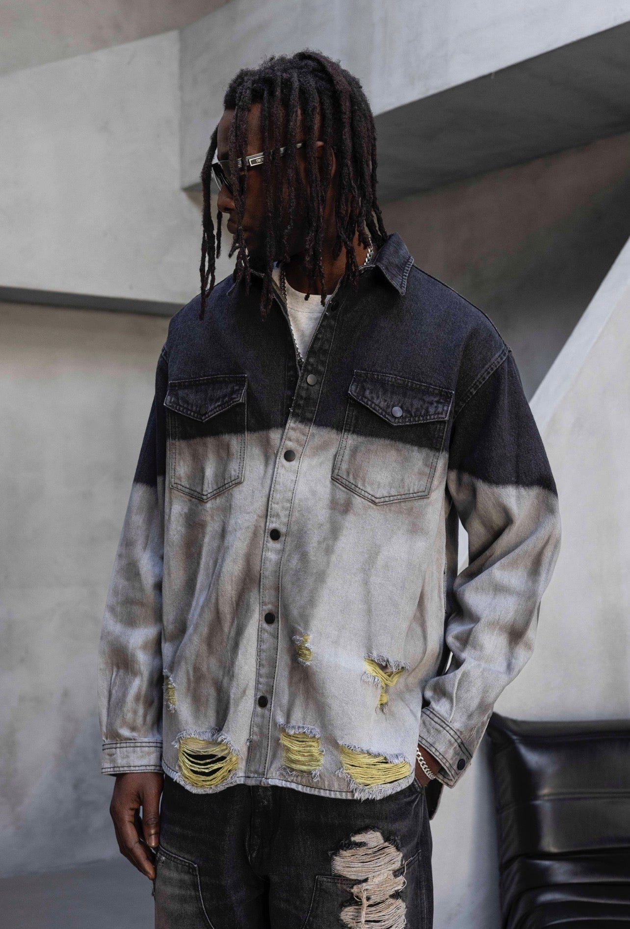 Overshirt con strappi gialli