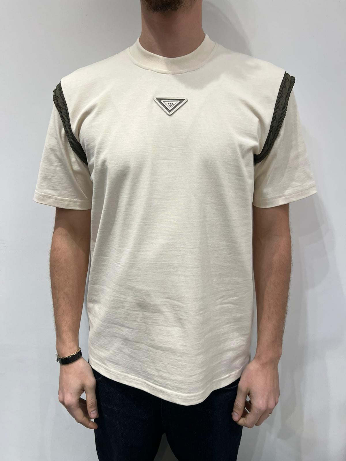 T-SHIRT PATCH SUL PETTO
