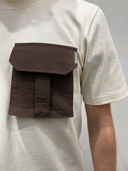 T-SHIRT CON TASCA IN CONTRASTO