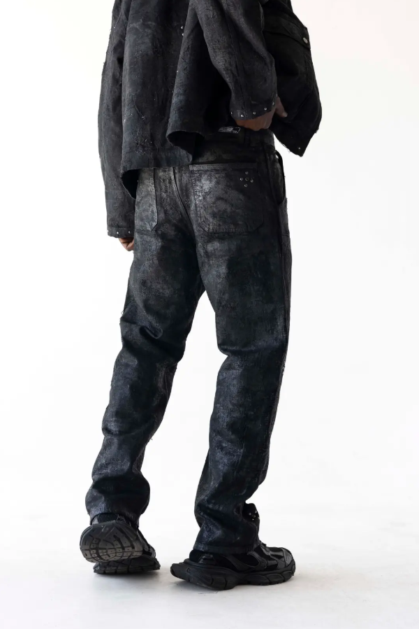 denim spalmato con borchie