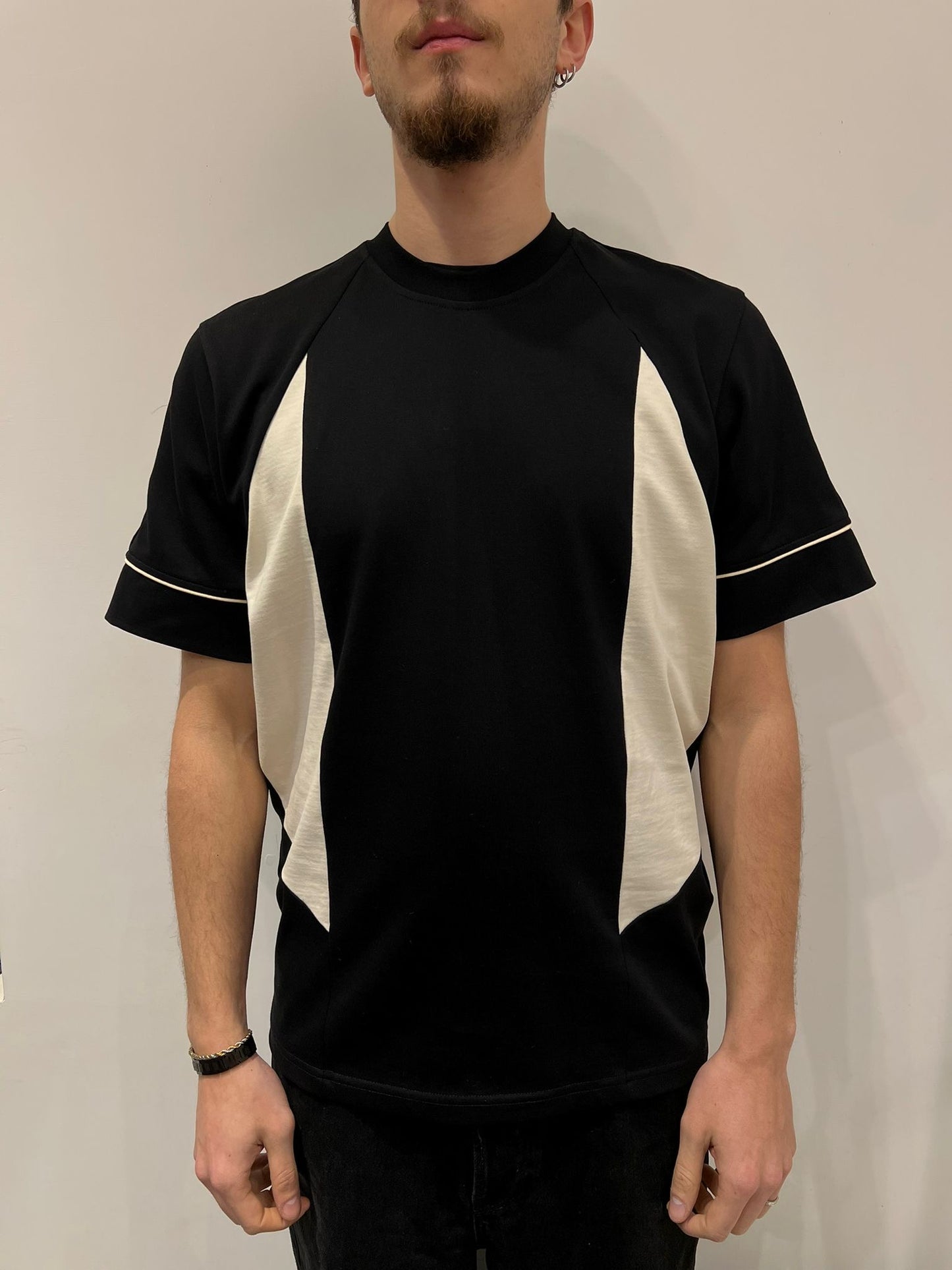 T-SHIRT CON PROFILO SULLA SPALLA