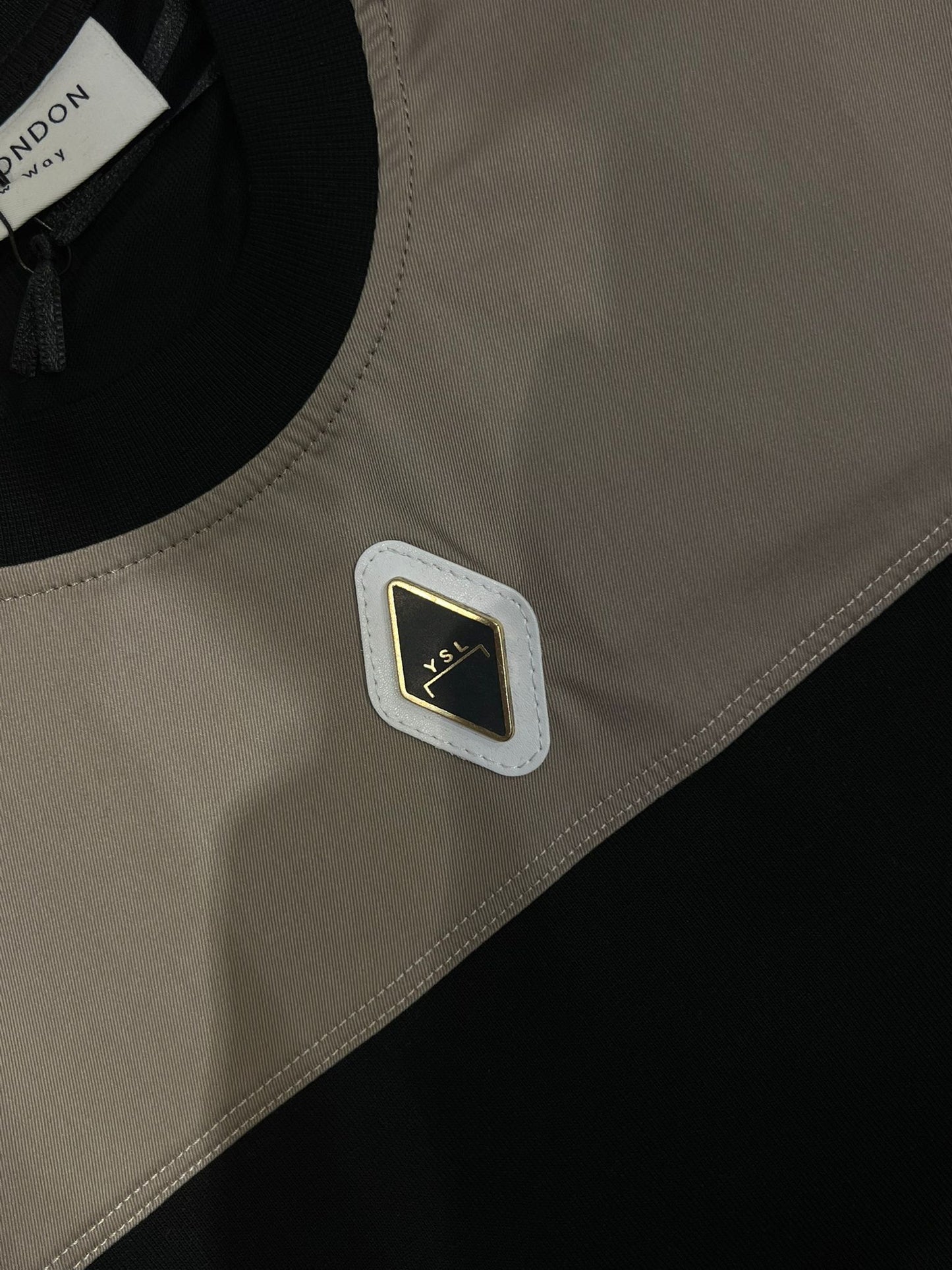 T-SHIRT CARRE