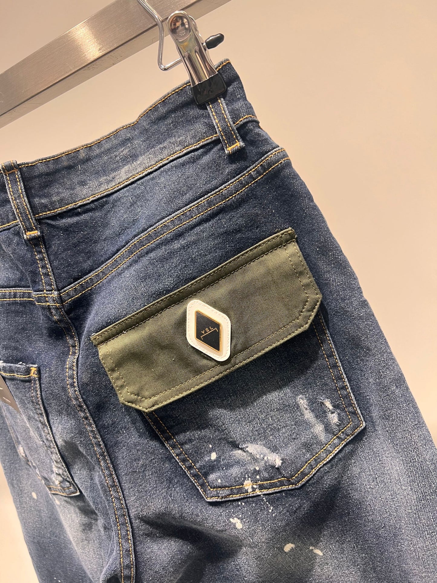 Denim slim fit con macchie bianche