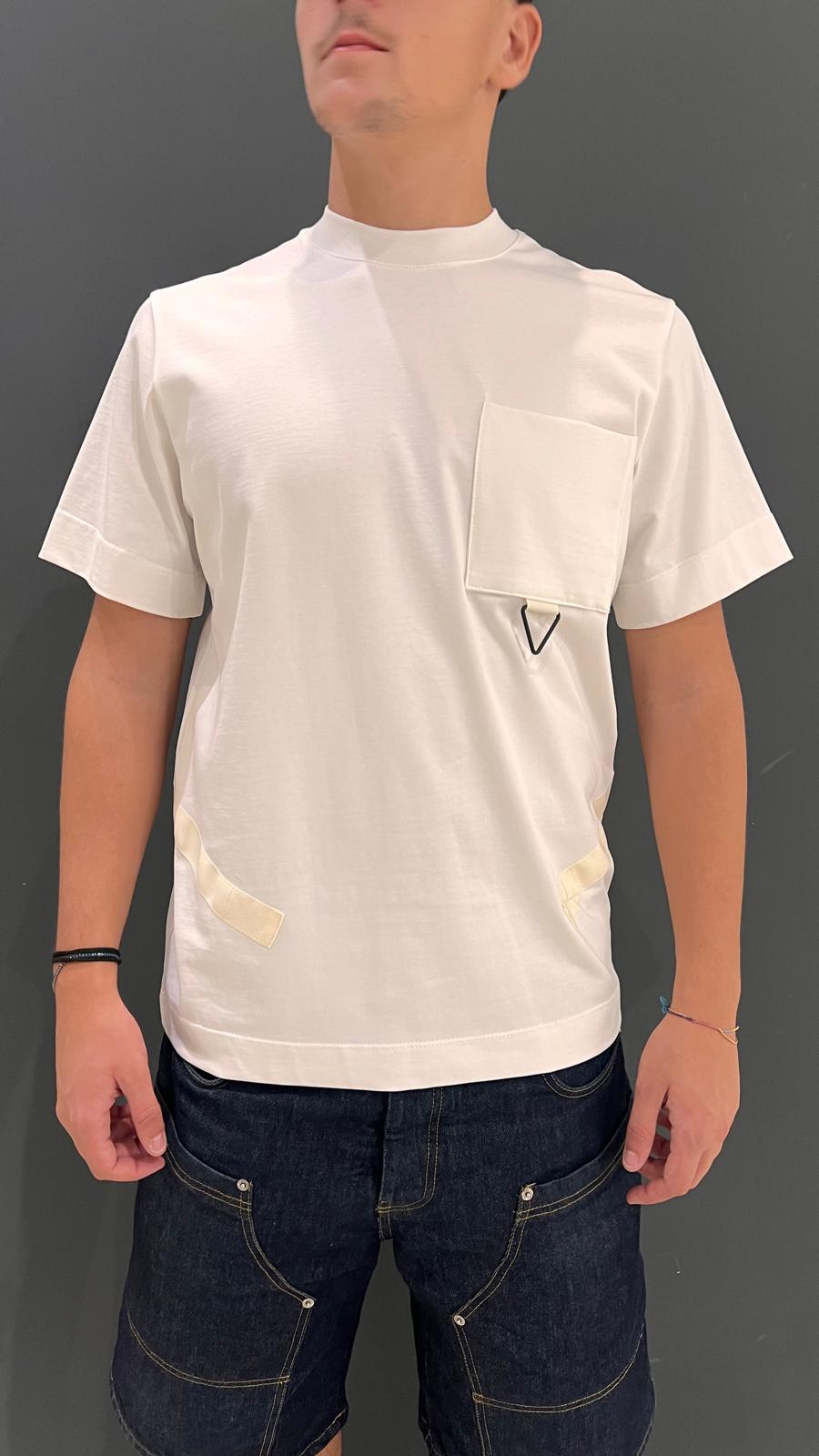 T-SHIRT CON STRISCIA SUL RETRO