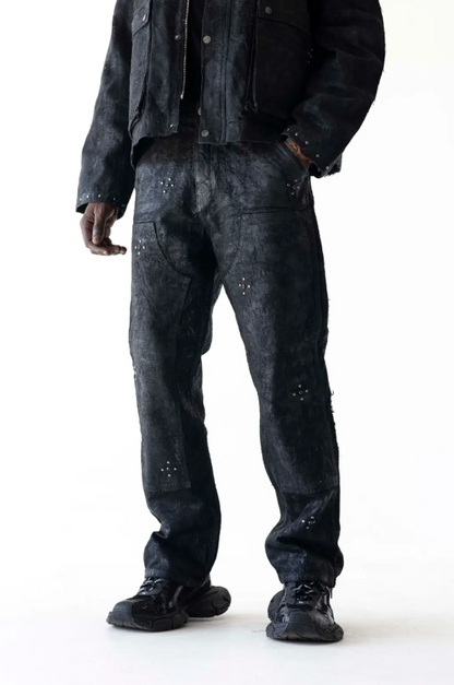 denim spalmato con borchie