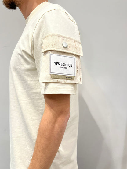 T-shirt con tasca sulla spalla