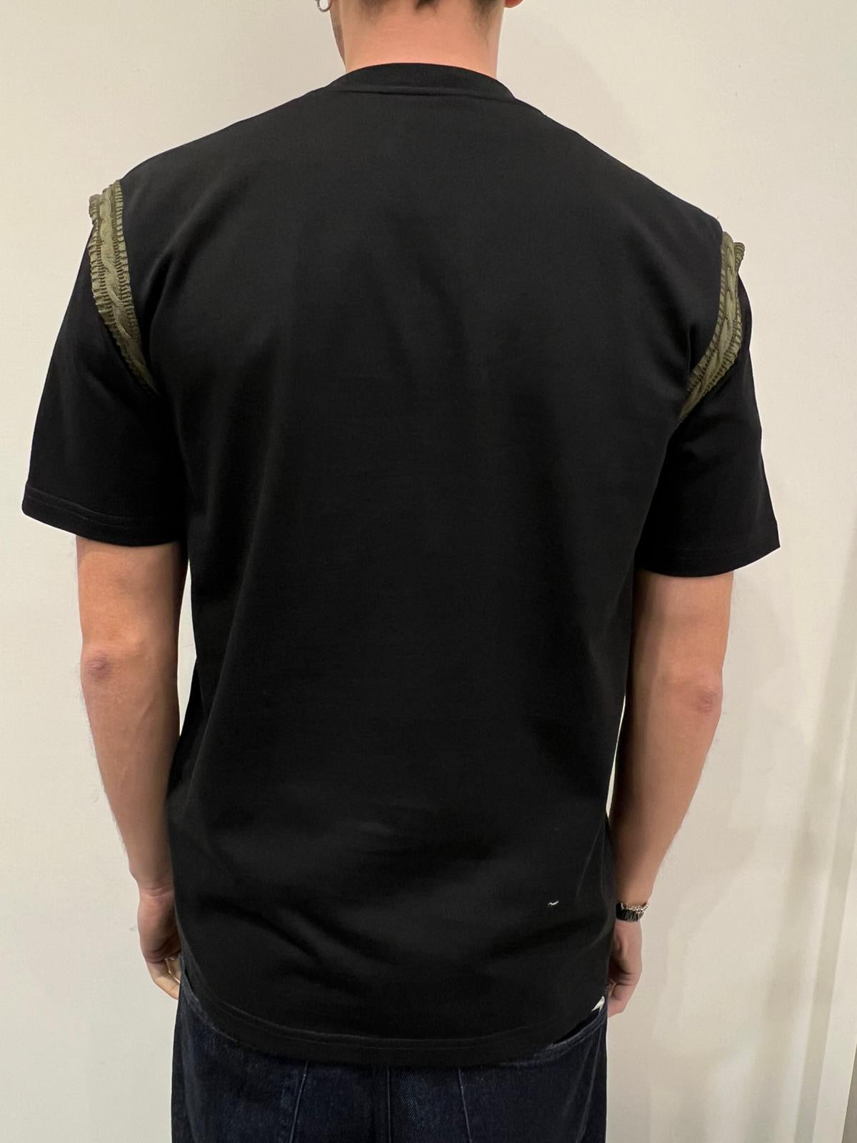 T-SHIRT PATCH SUL PETTO
