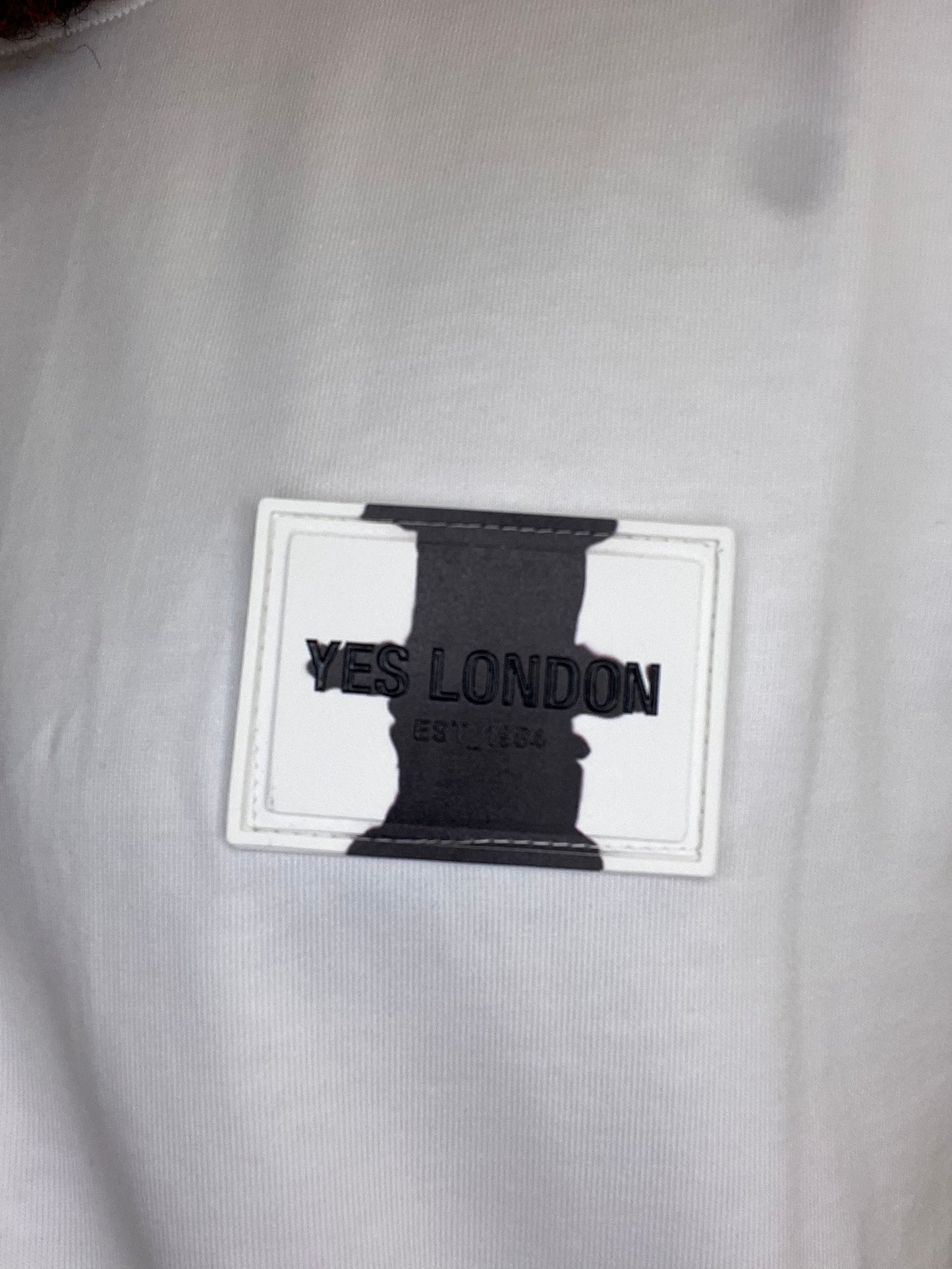 T-SHIRT CON PATCH BIANCO E NERO