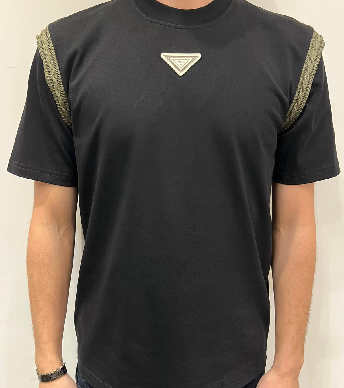 T-SHIRT PATCH SUL PETTO
