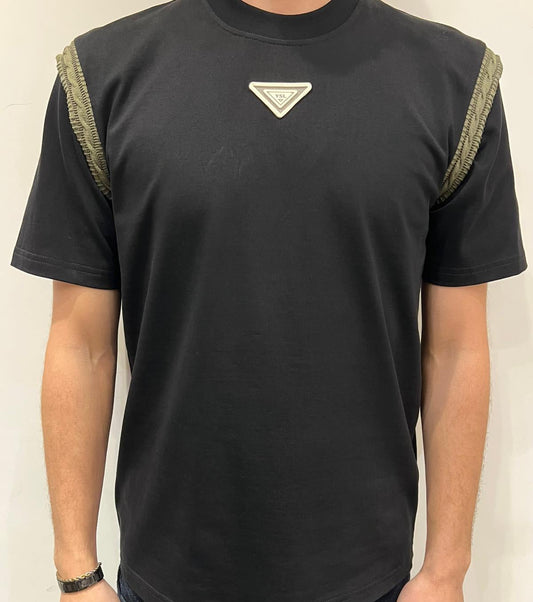 T-SHIRT PATCH SUL PETTO
