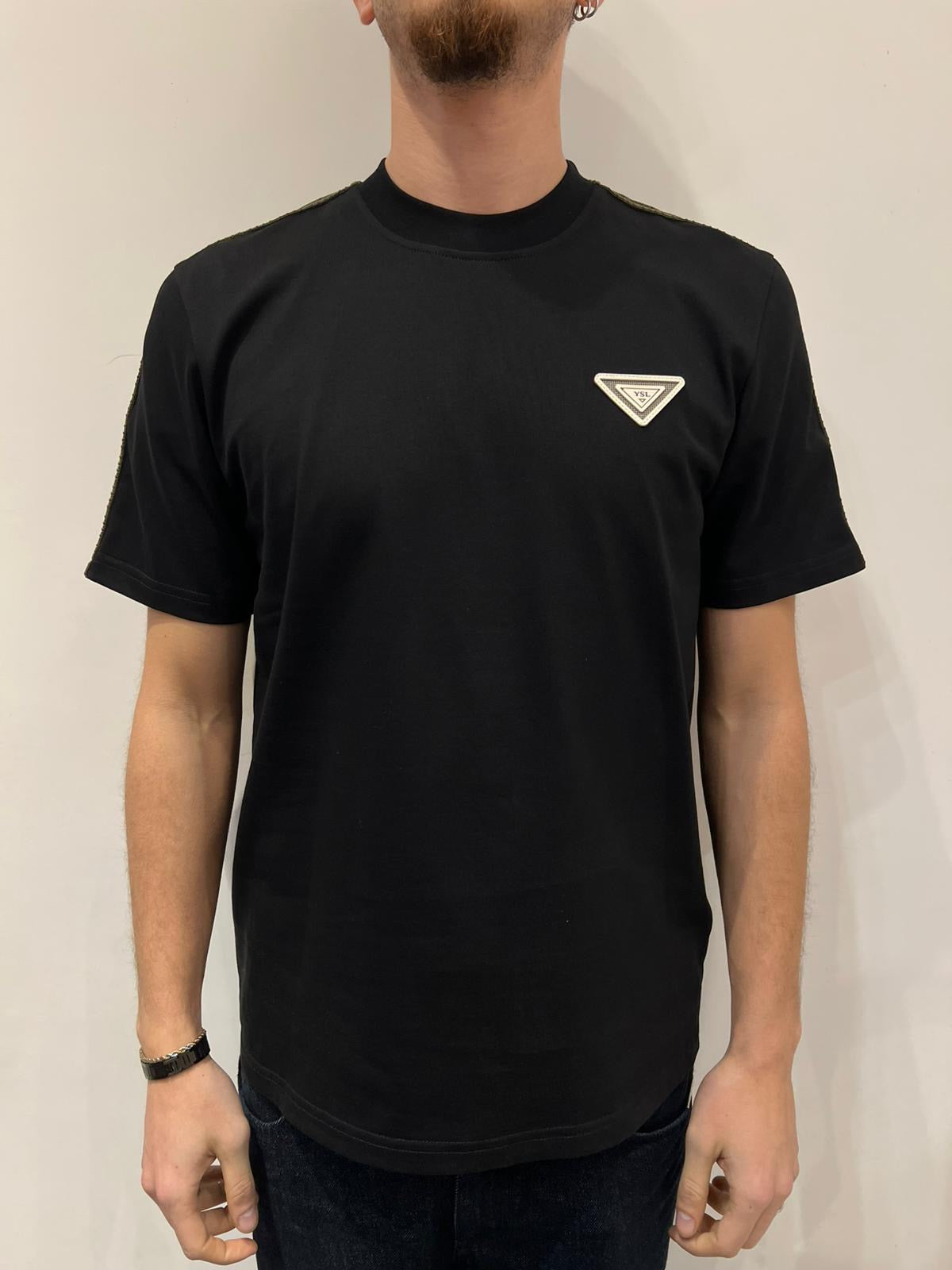 T-SHIRT PATCH SUL CUORE
