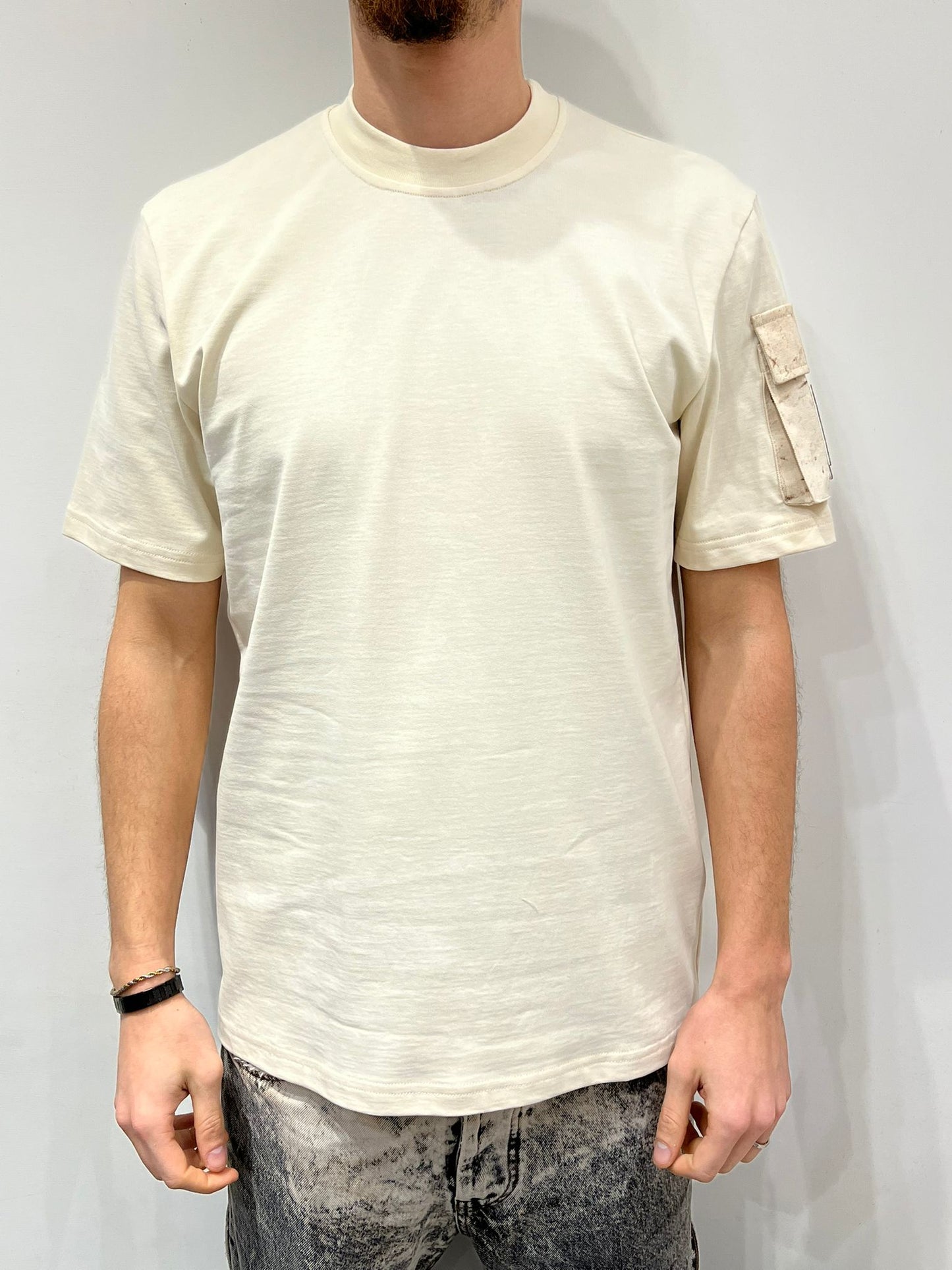 T-shirt con tasca sulla spalla