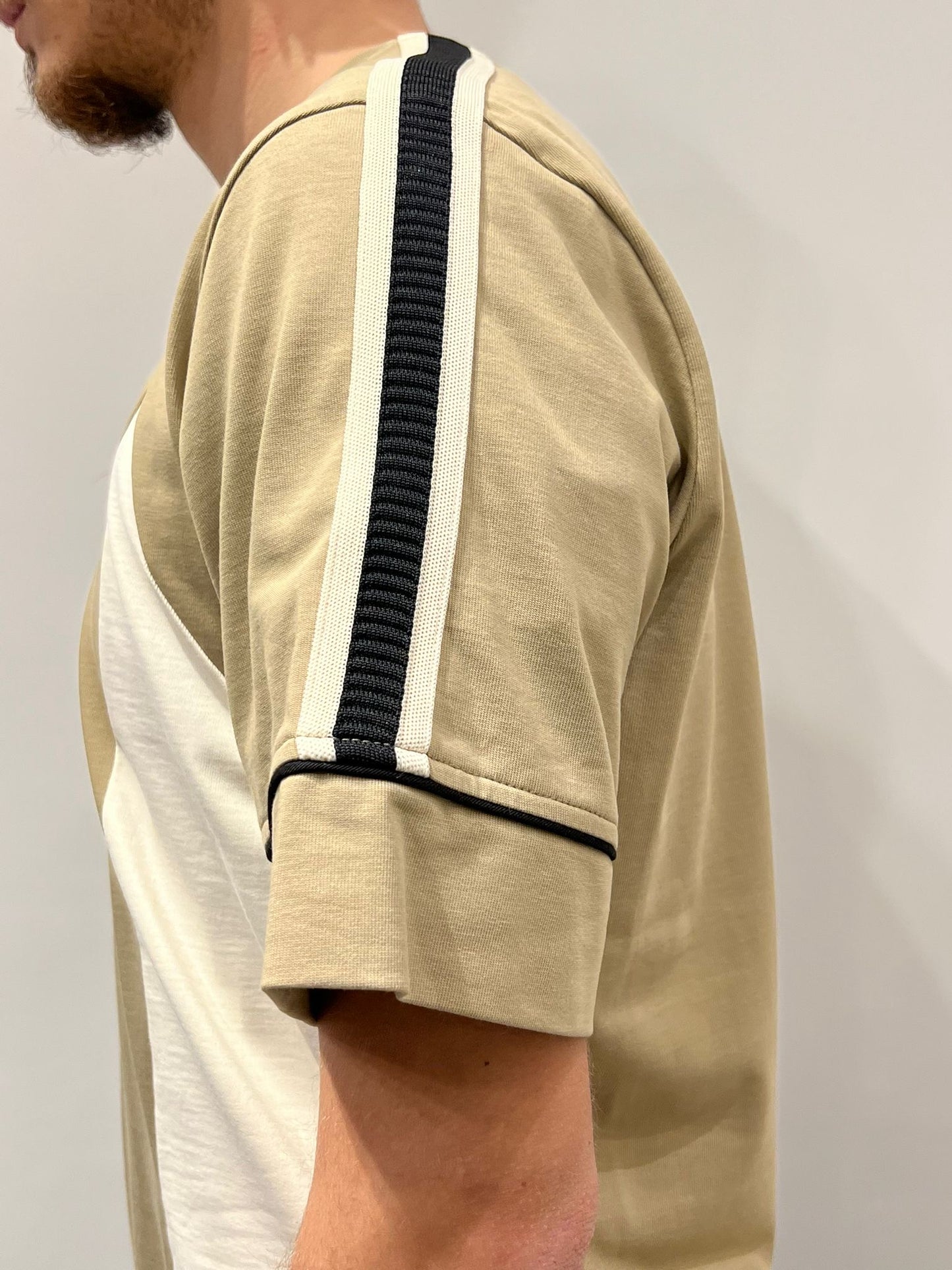 T-SHIRT CON PROFILO SULLA SPALLA