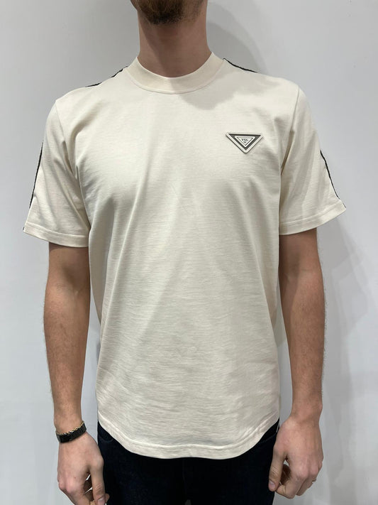 T-SHIRT PATCH SUL CUORE