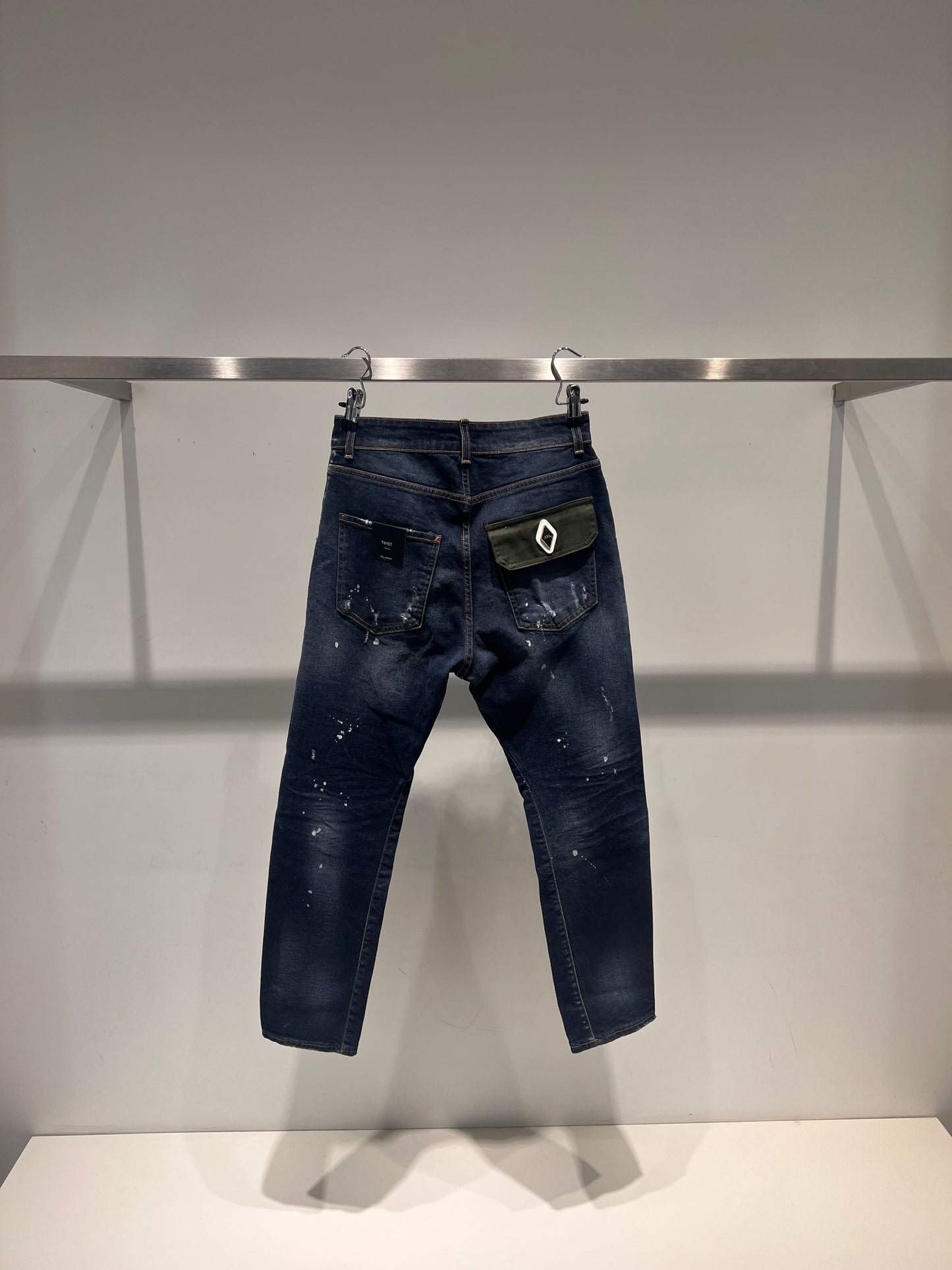 Denim slim fit con macchie bianche