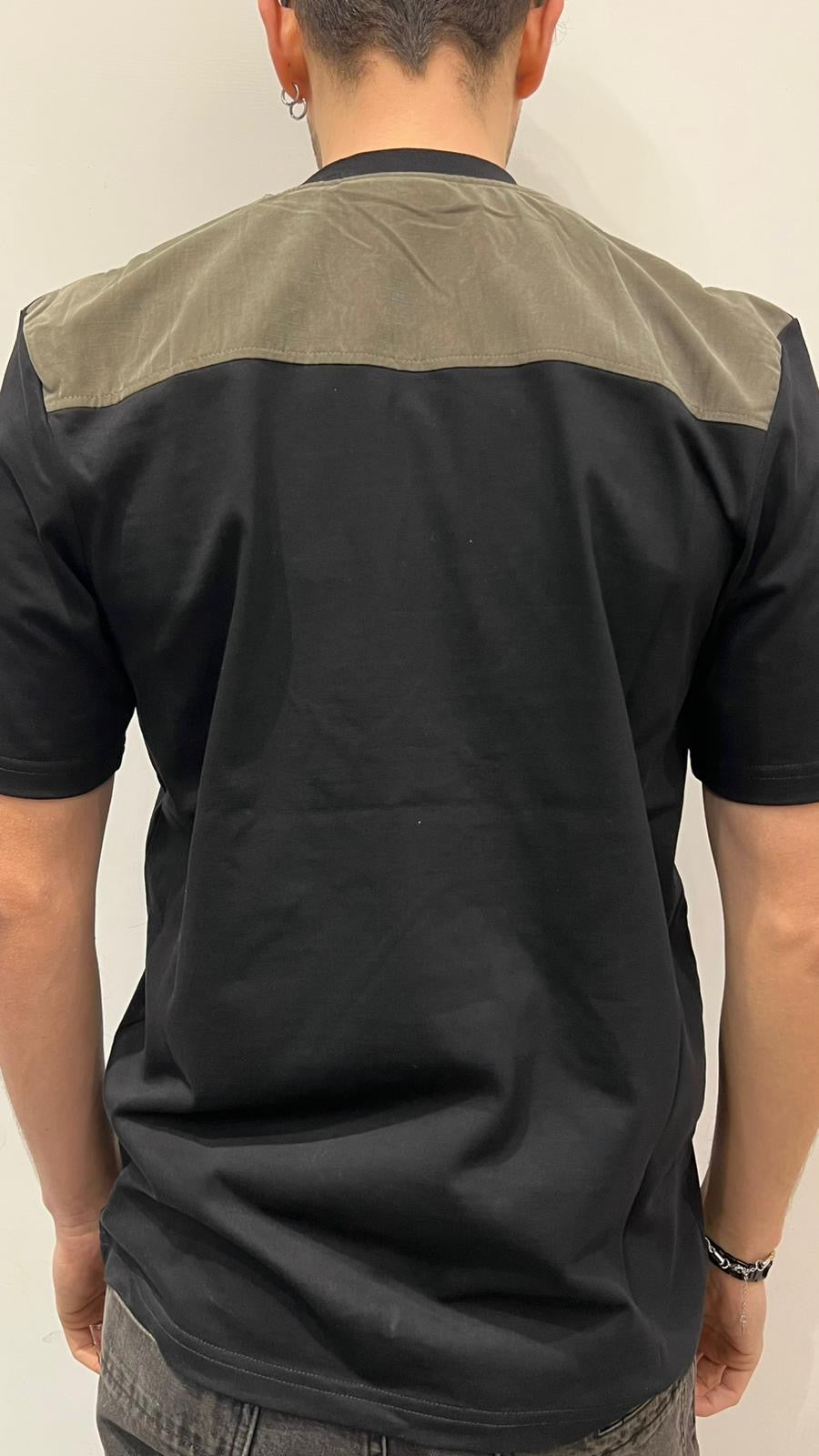 T-SHIRT CON PATCH ROTONDO