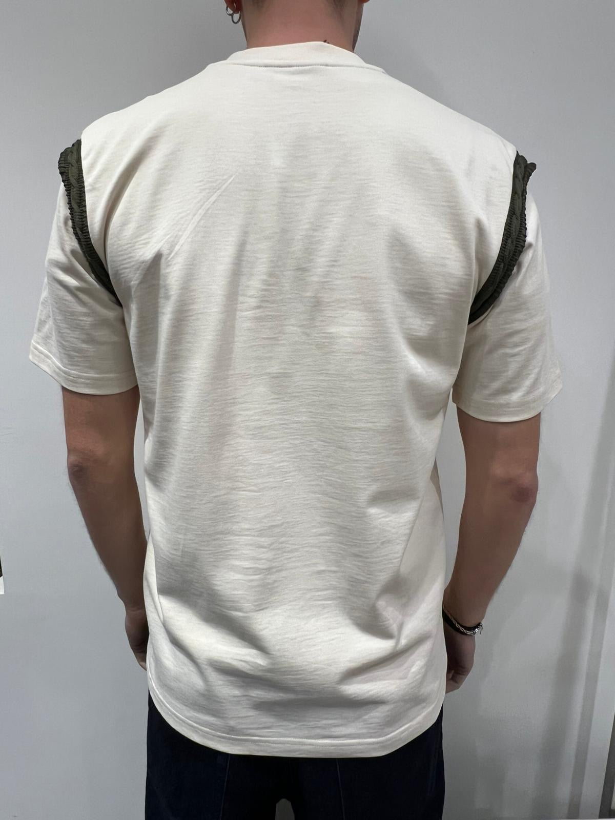 T-SHIRT PATCH SUL PETTO