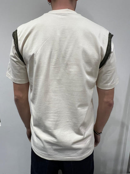 T-SHIRT PATCH SUL PETTO