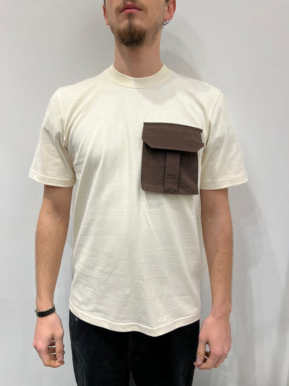 T-SHIRT CON TASCA IN CONTRASTO