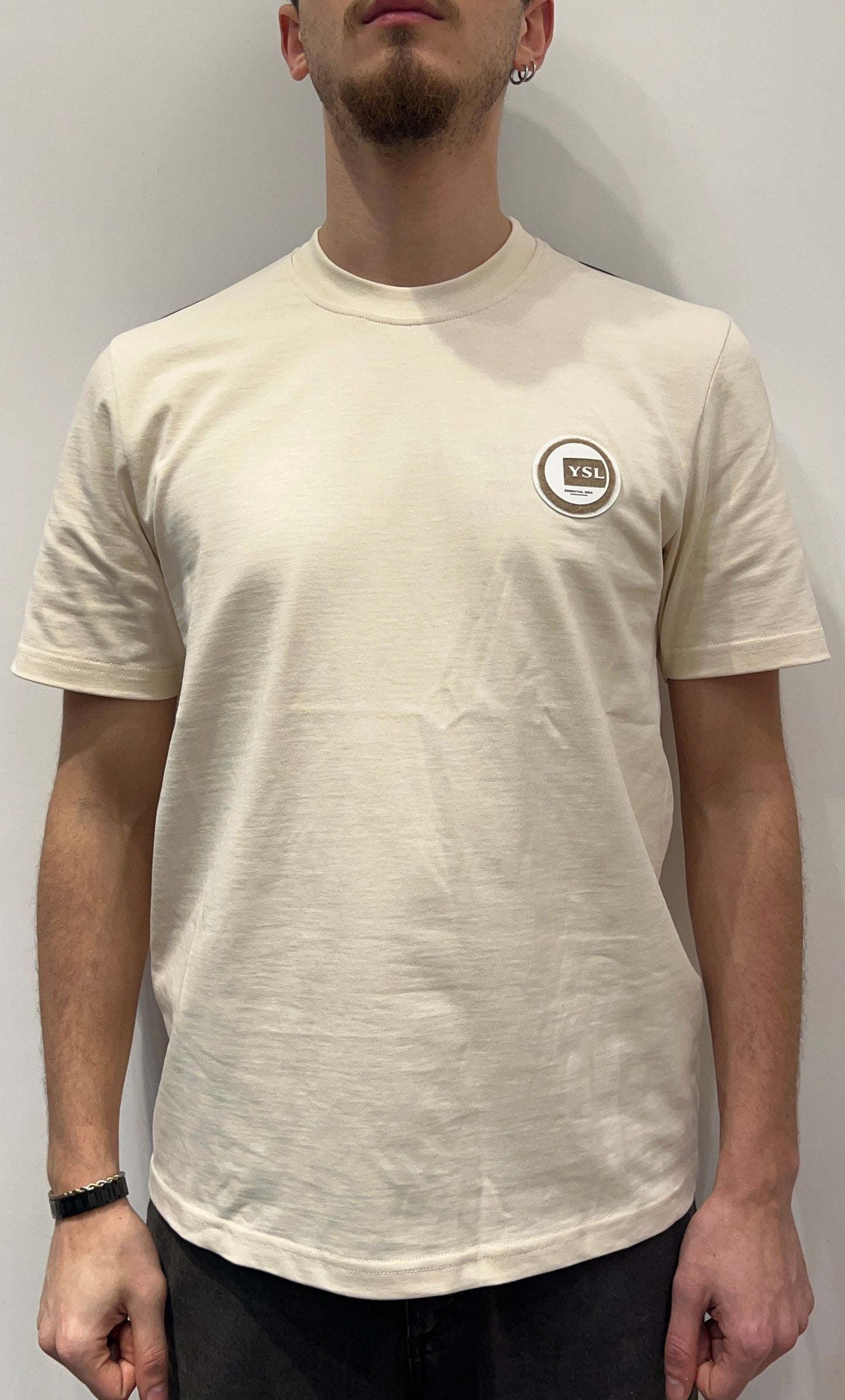 T-SHIRT CON PATCH ROTONDO