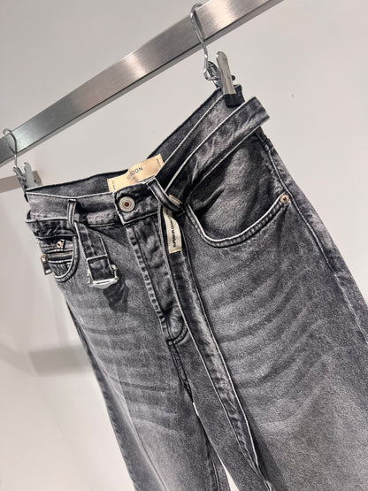 Denim a gamba larga con cinturino