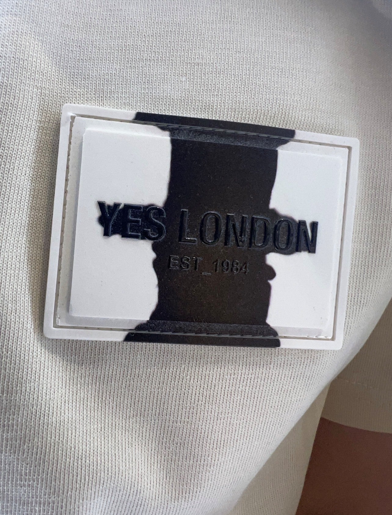 T-SHIRT CON PATCH BIANCO E NERO