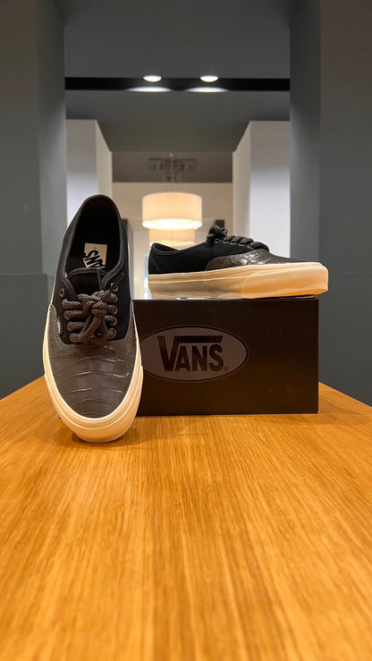 LX Authentic 44 Black/Sand White