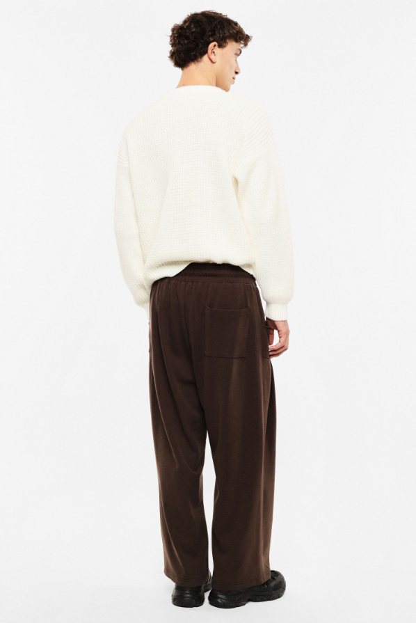 PANTALONE CON PENCES NEI LATI