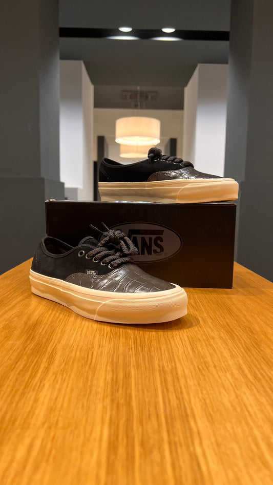 LX Authentic 44 Black/Sand White