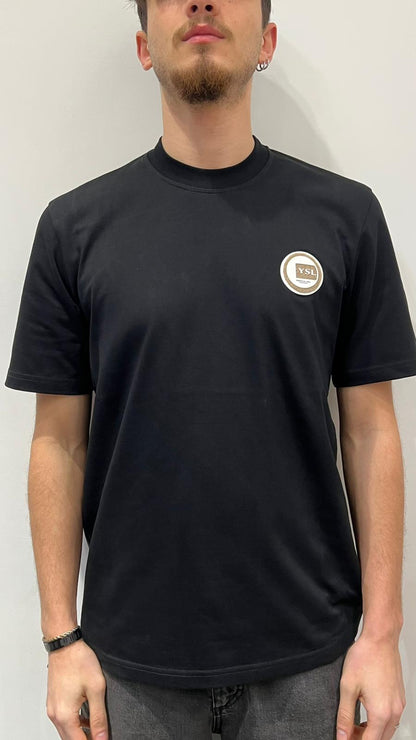 T-SHIRT CON PATCH ROTONDO