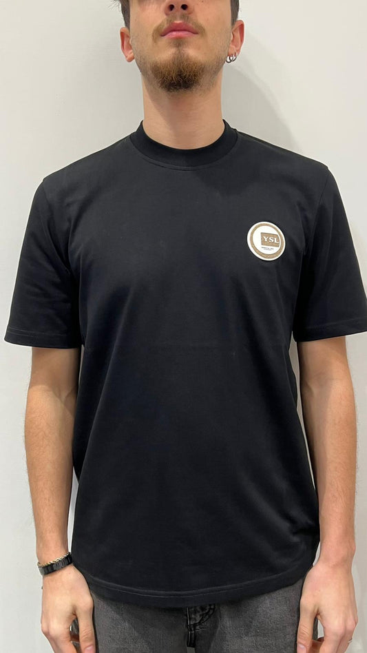 T-SHIRT CON PATCH ROTONDO