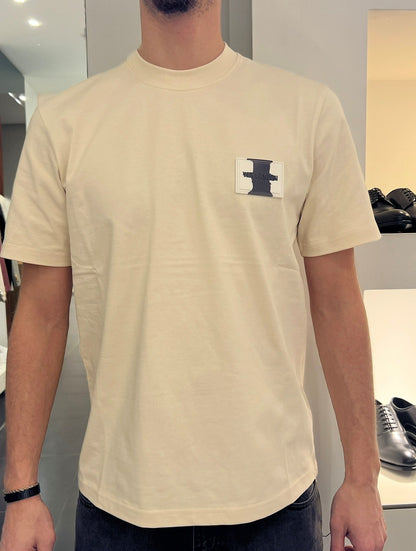 T-SHIRT CON PATCH BIANCO E NERO