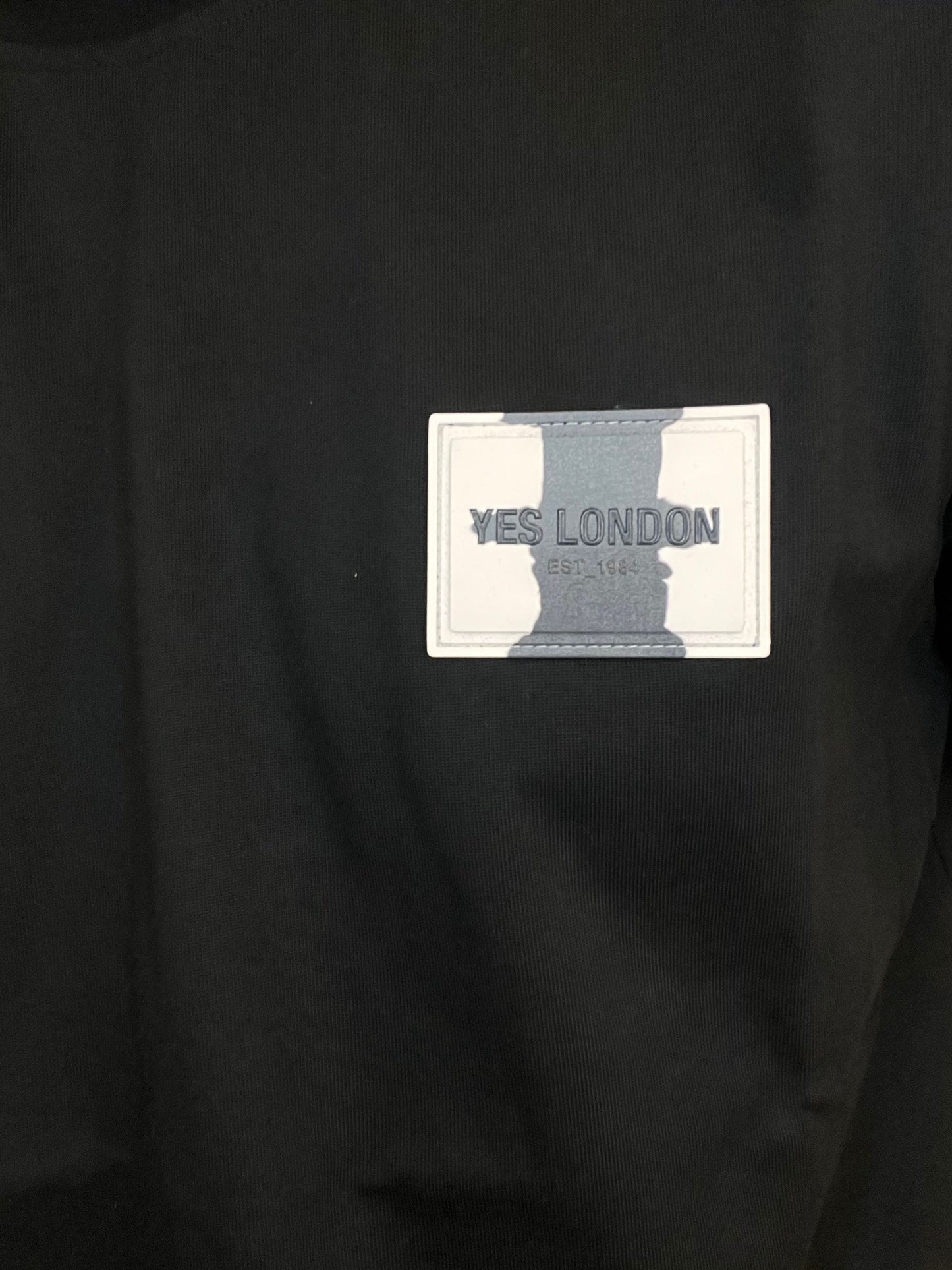 T-SHIRT CON PATCH BIANCO E NERO