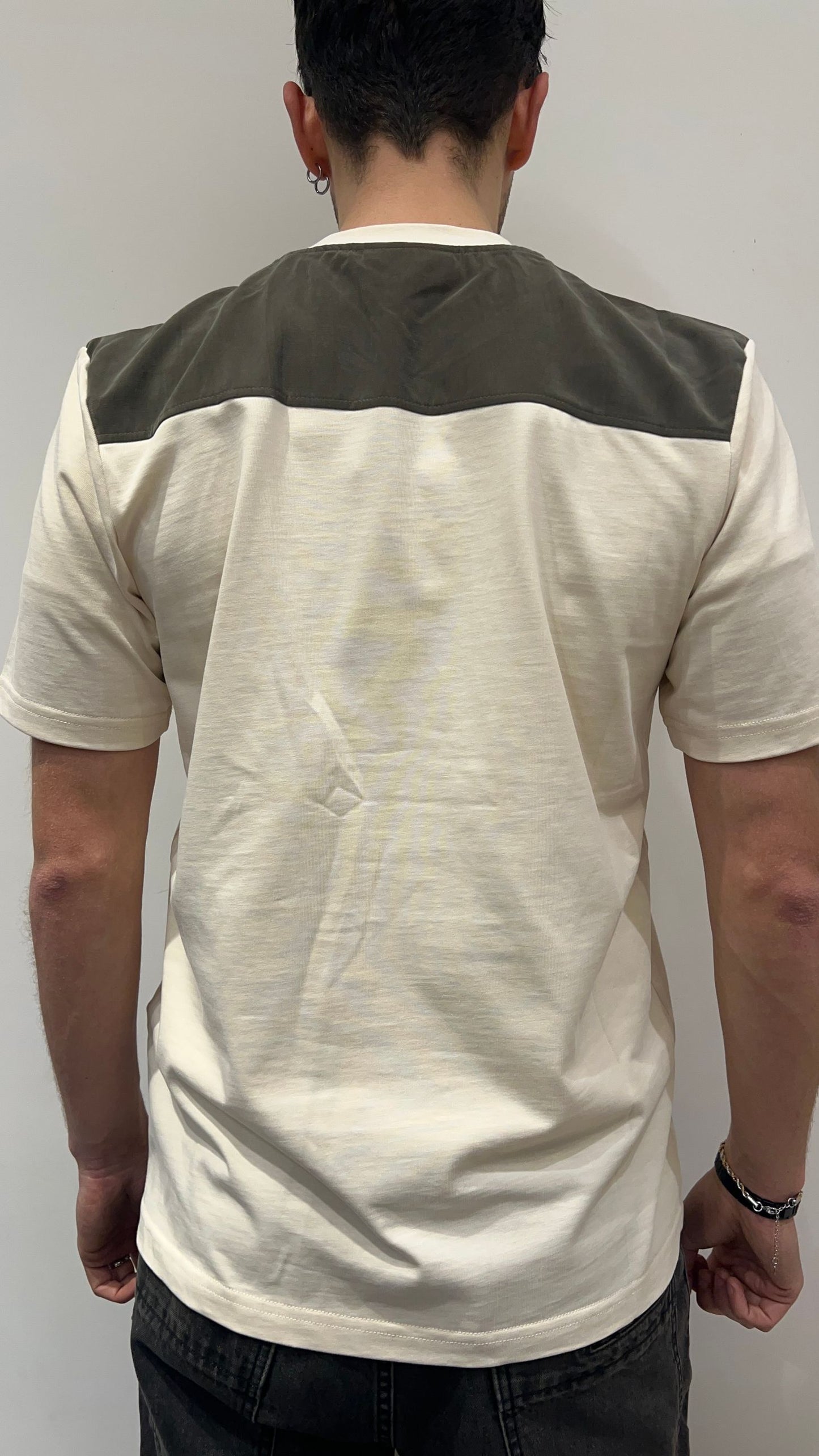 T-SHIRT CON PATCH ROTONDO