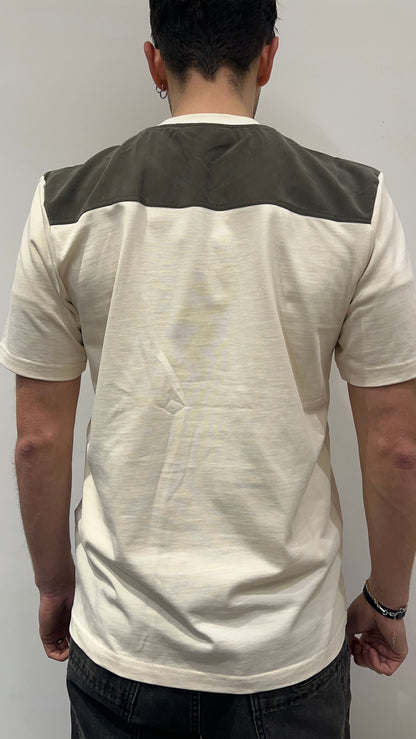 T-SHIRT CON PATCH ROTONDO