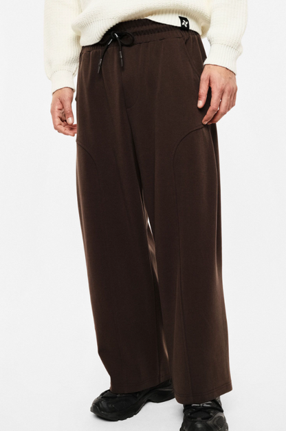 PANTALONE CON PENCES NEI LATI
