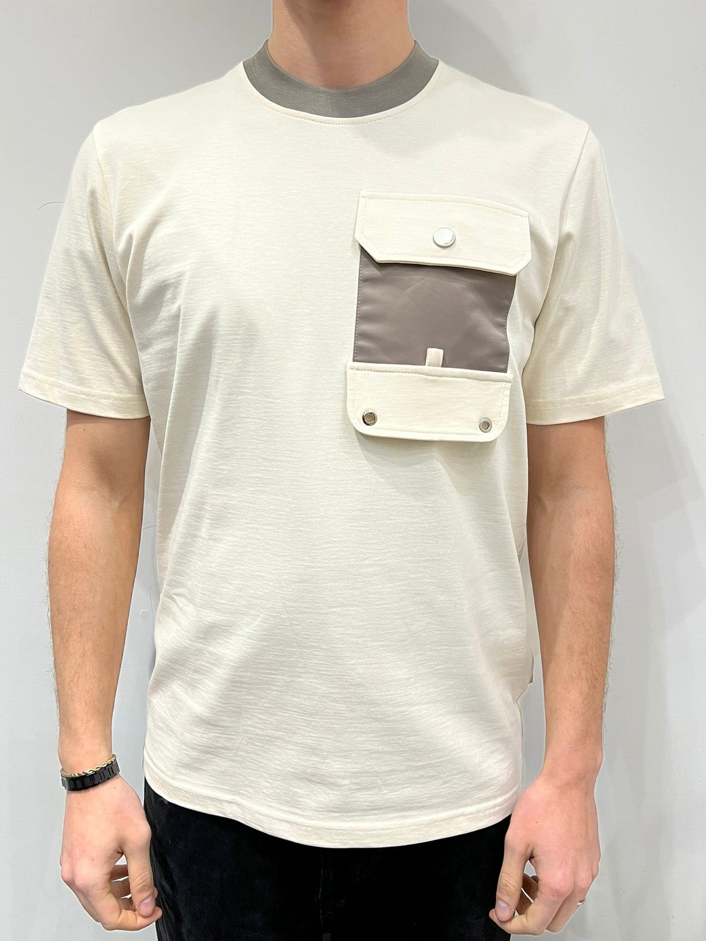 T-SHIRT CON TASCA