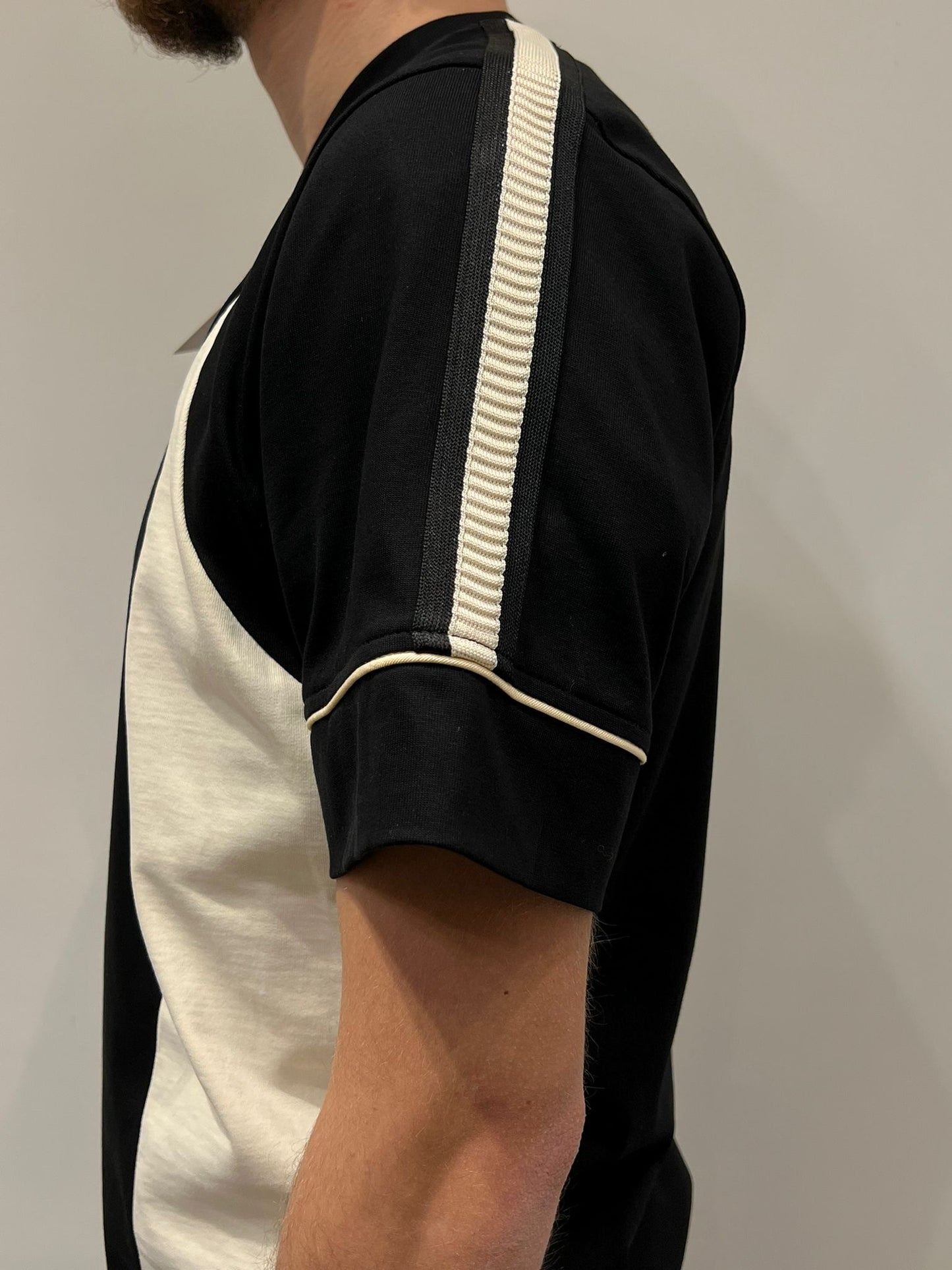 T-SHIRT CON PROFILO SULLA SPALLA