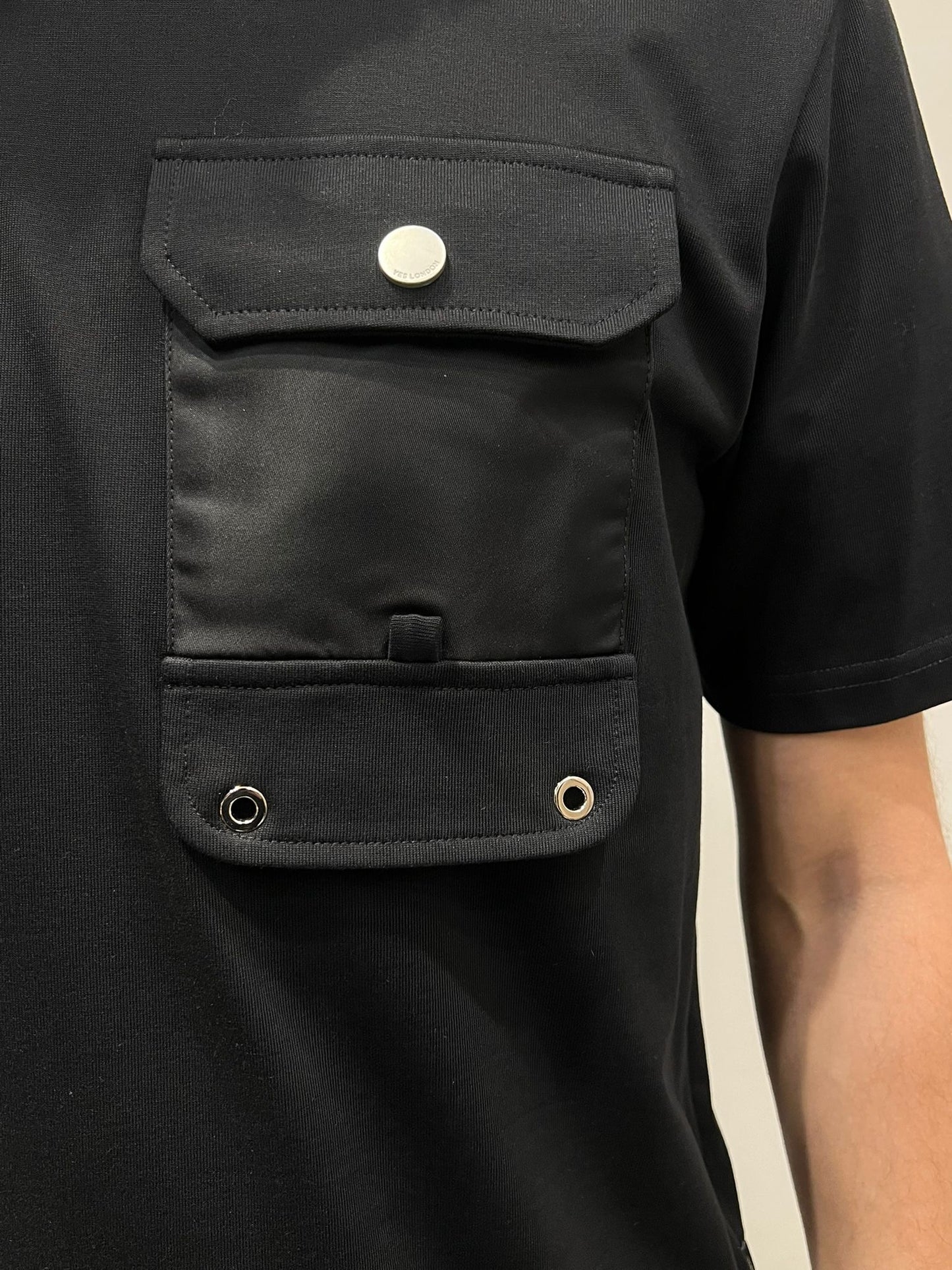 T-SHIRT CON TASCA