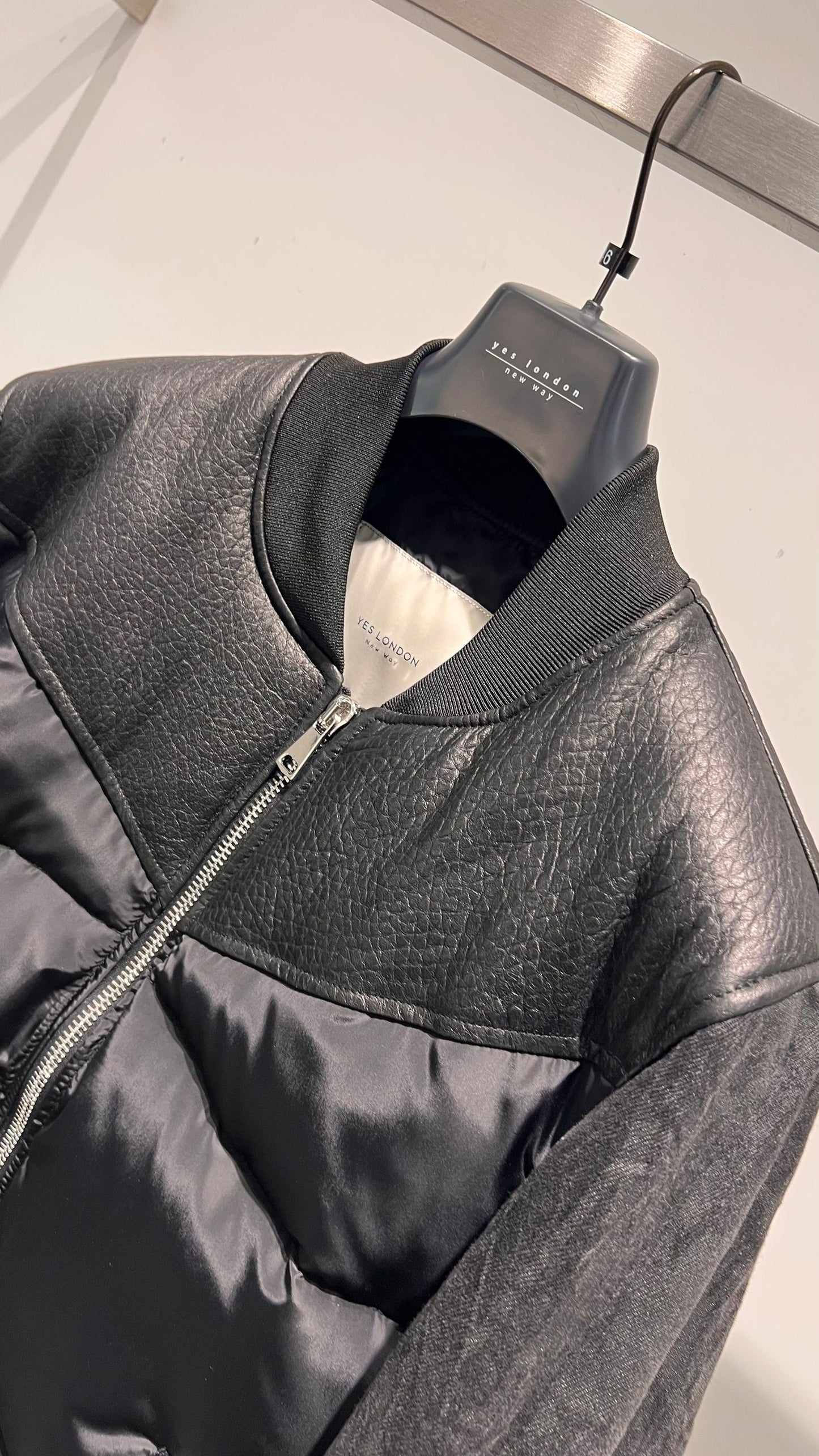 Bomber con carrè in pelle martellata