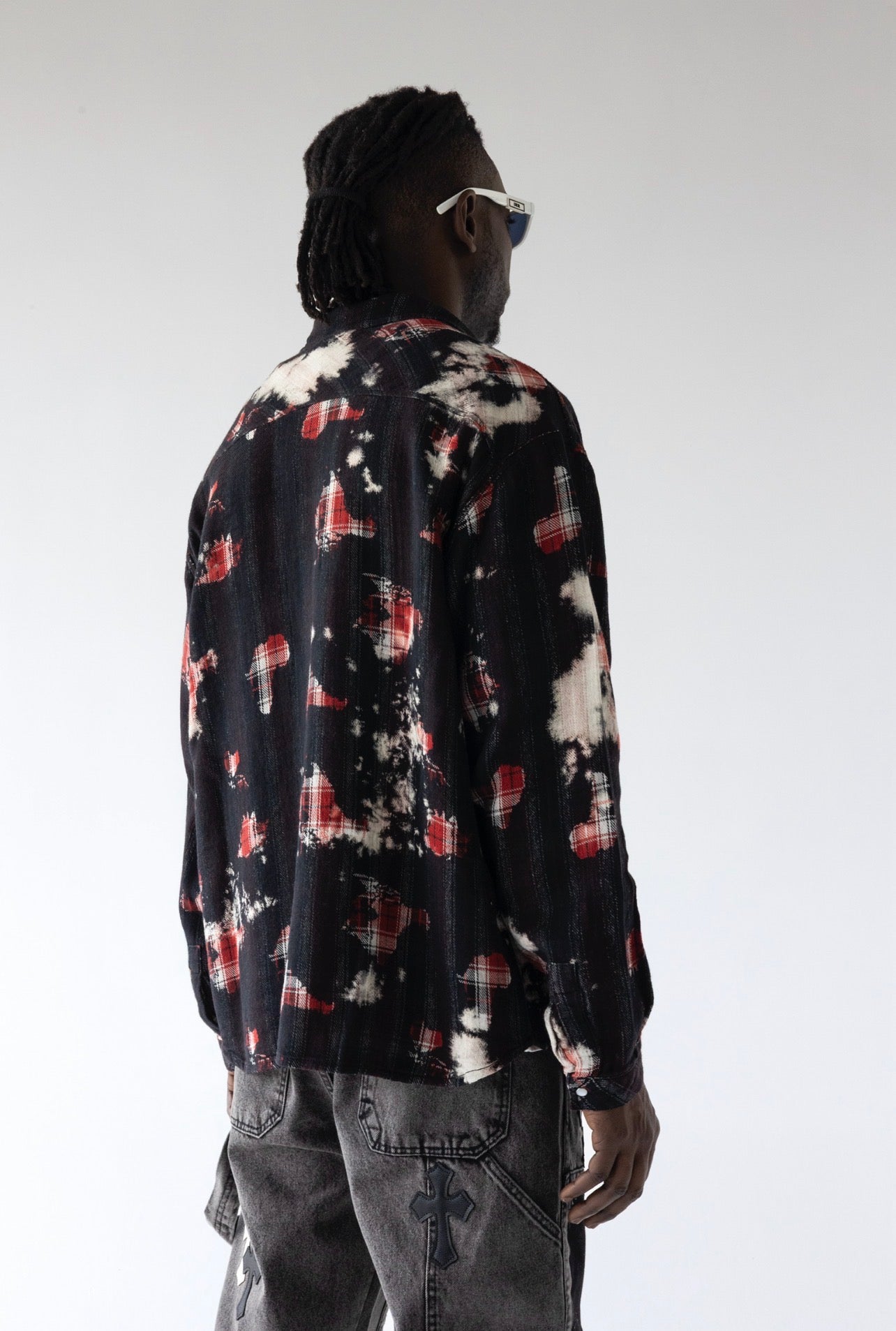camicia con sfumature rosse e nere